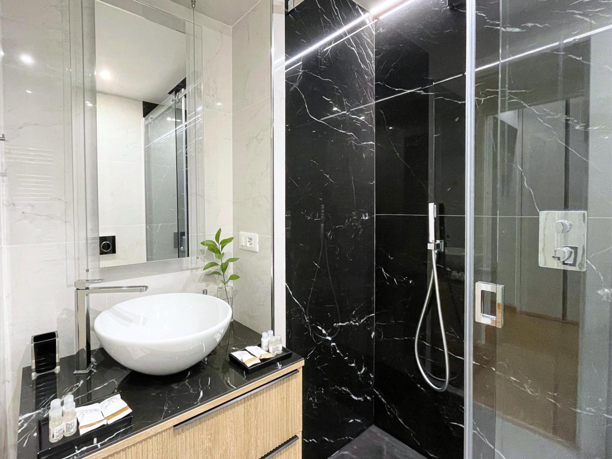 Jacuzzi Luxury Apartment In The Town Centre تورينو المظهر الخارجي الصورة