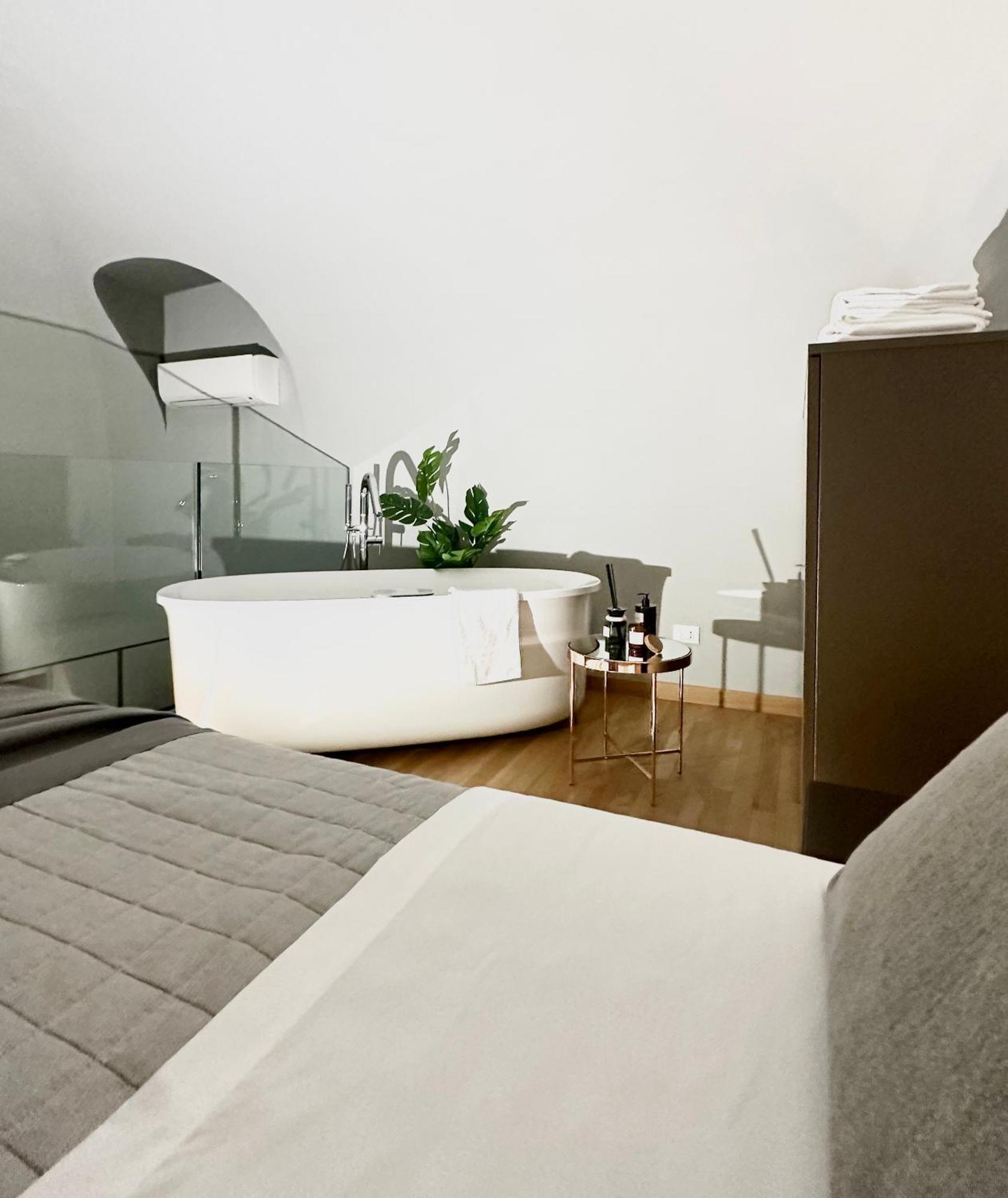 Jacuzzi Luxury Apartment In The Town Centre تورينو المظهر الخارجي الصورة
